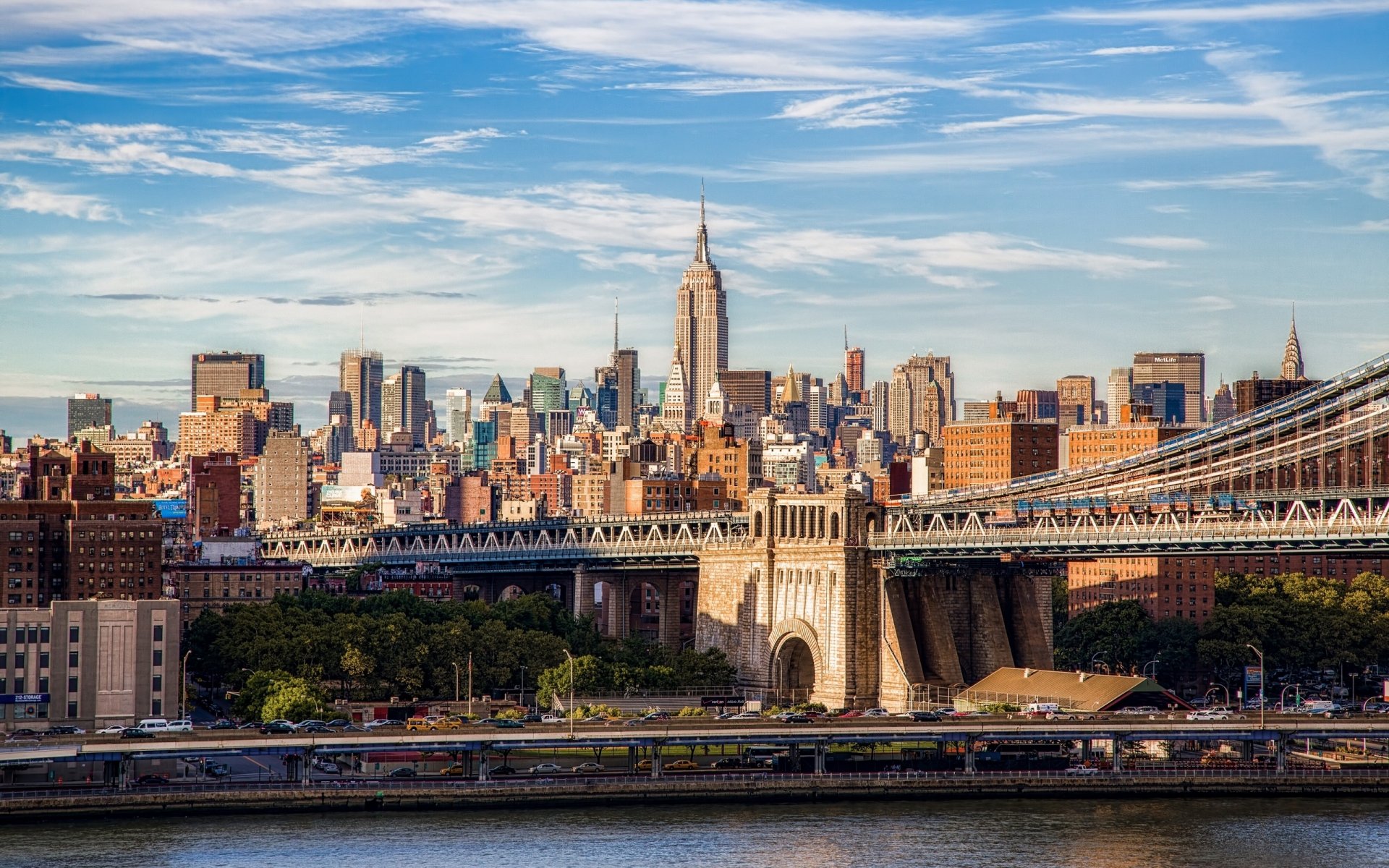 Panoramic view of the Manhattan skyline featuring the Empire State Building